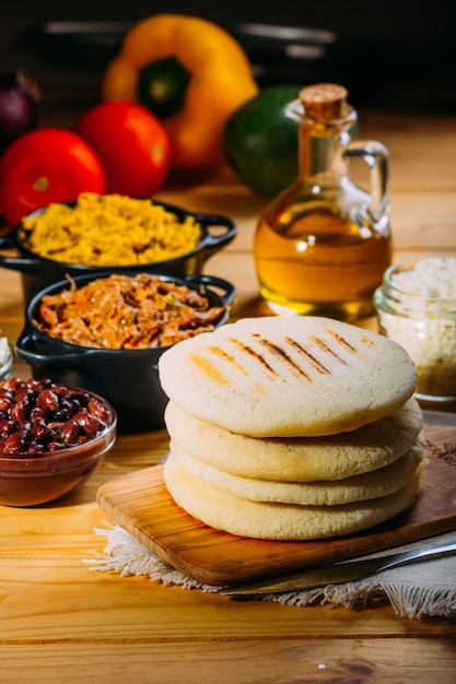 Desayuno típico de Venezuela y Colombia, Arepas con muchos ingredientes para rellenarlas