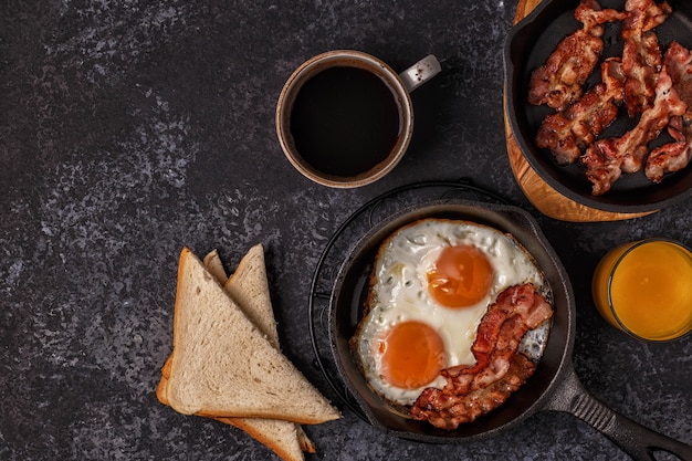 Desayuno con tocino y huevo frito.