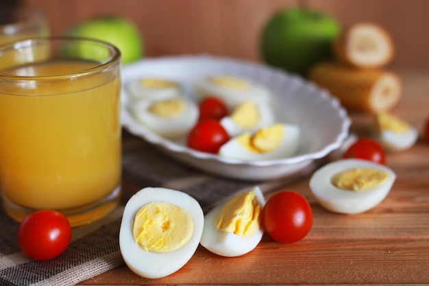 Desayuno tomate huevo fondo madera