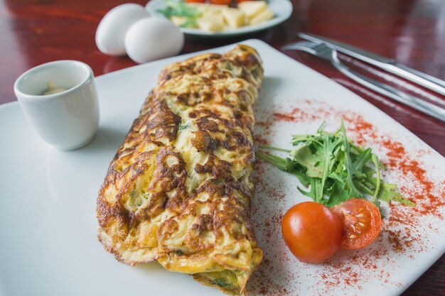 Desayuno - tortilla con tomate cherry y verduras, cerrar