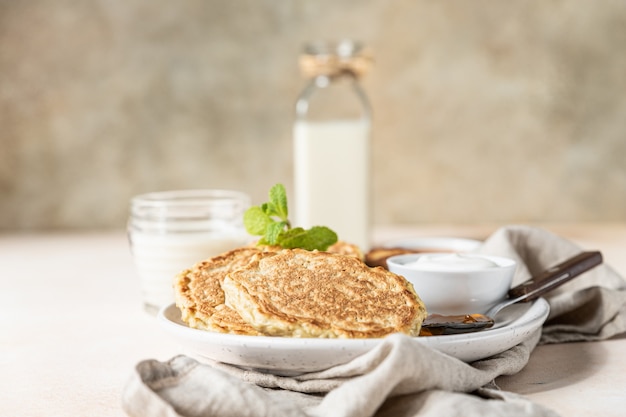 Desayuno con tortitas de avena con mermelada de yogur y leche no láctea