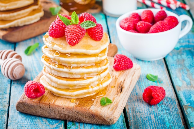 Desayuno tortitas caseras con miel y frambuesa