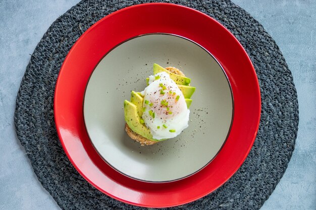 Desayuno de tostadas con aguacate y huevo poché