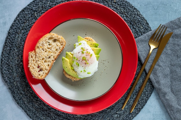 Desayuno de tostadas con aguacate y huevo poché