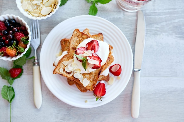 Desayuno de tostadas francesas con fresas y sirope de arce