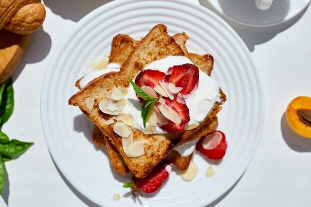 Desayuno de tostadas francesas con fresas y sirope de arce