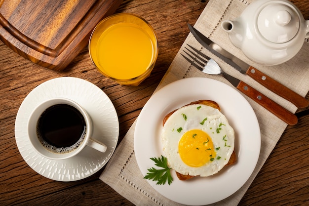 Foto desayuno con tostadas de huevo frito