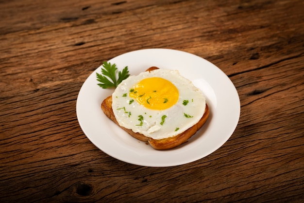 Desayuno con tostadas de huevo frito