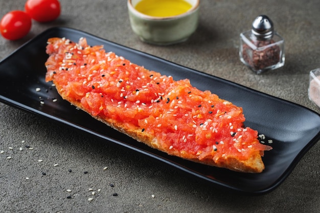 Desayuno tradicional español Tostada con diferentes coberturas sobre un fondo oscuro