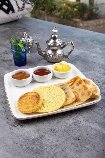 Desayuno tradicional marroquí Amlou tipo de mantequilla de miel de panes tradicionales y té