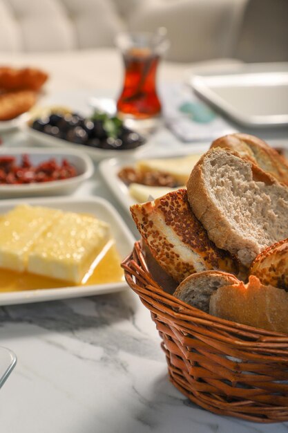 Desayuno tradicional turco servido con té tradicional turco en una mesa de mármol cocina Hatay Desayuno delicioso y tradicional en Turquía