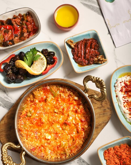 Foto desayuno tradicional turco servido con té tradicional turco en una mesa de mármol cocina hatay desayuno delicioso y tradicional en turquía