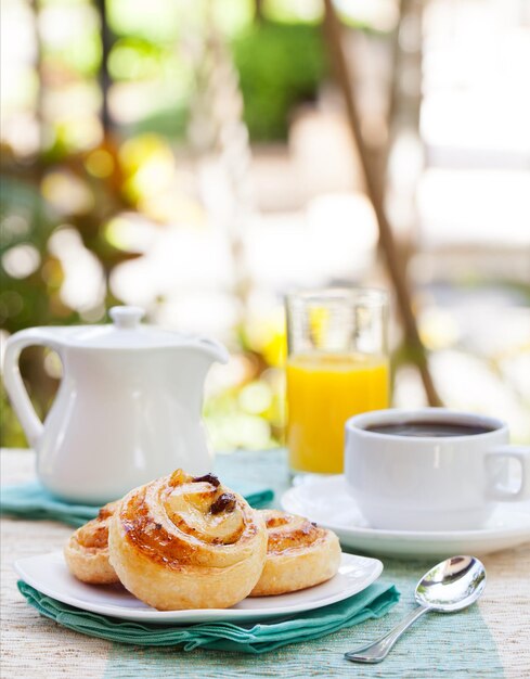 Foto desayuno tropical romántico pastelería danesa jugo de café fondo de verano