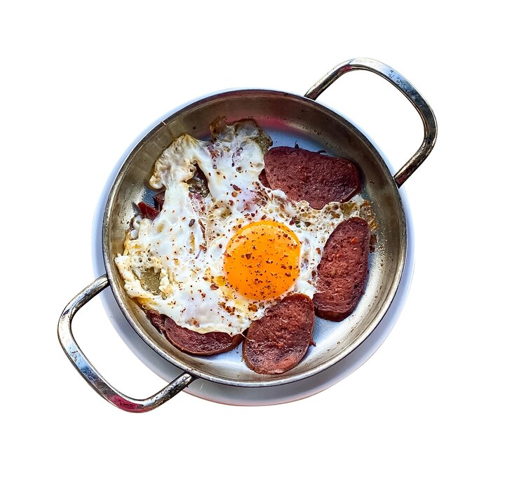 Desayuno turco comida sucuklu yumurta, tortilla turca con sucuk, camino de recorte.