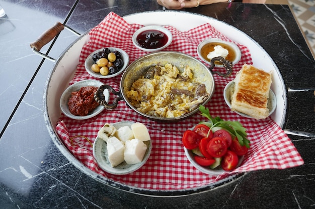 Foto desayuno turco servido en la mesa