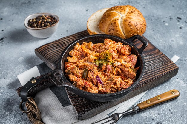 Desayuno turco con tortilla de Menemen y pan Fondo oscuro Vista superior