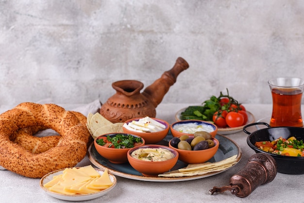 Desayuno turco tradicional con meze y simit