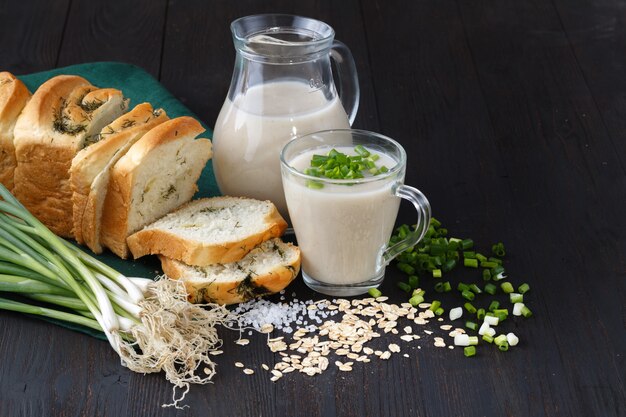 Desayuno vegano saludable. Granola de avena con leche de avena y bayas sobre fondo de mesa de madera. Concepto de alimentación limpia, pérdida de peso, vegetariano, alimentos crudos