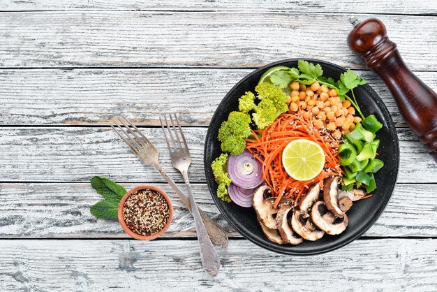 Desayuno vegano en tazón con champiñones, guisantes turcos y verduras. Vista superior. Espacio libre para su texto.