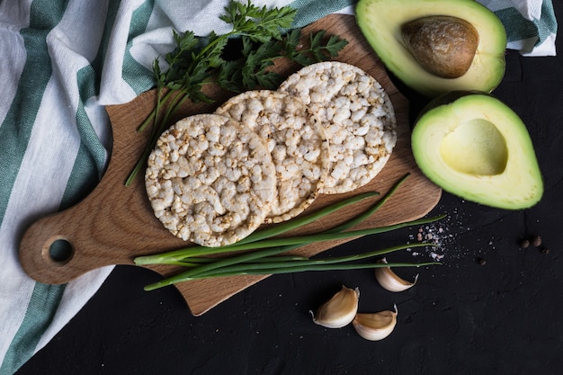 Desayuno vegano tortillas de arroz aguacate tomate especias cebollas