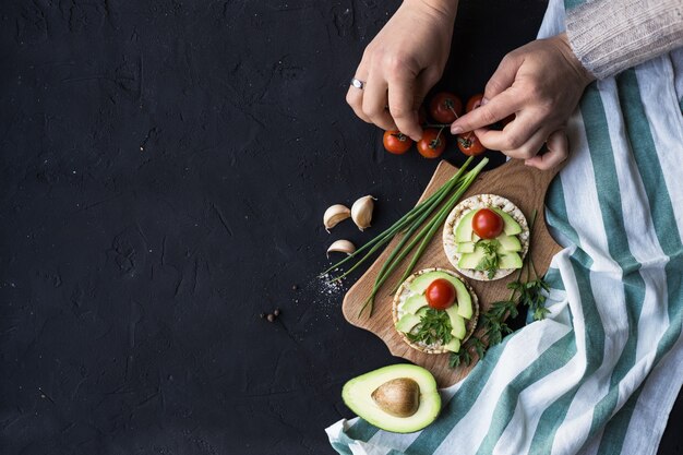 Desayuno vegano tortillas de arroz aguacate tomate especias cebollas