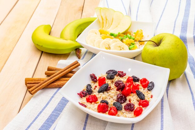 Desayuno vegetariano saludable con avena y frutas.