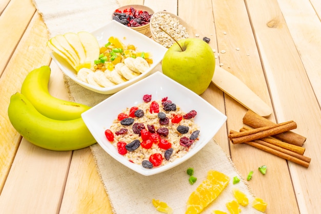 Desayuno vegetariano saludable con avena y frutas.