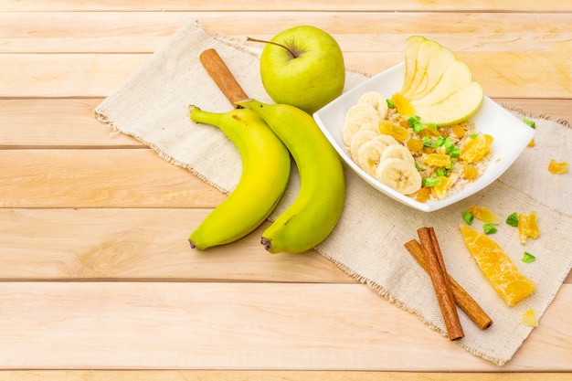 Desayuno vegetariano saludable con avena y frutas.