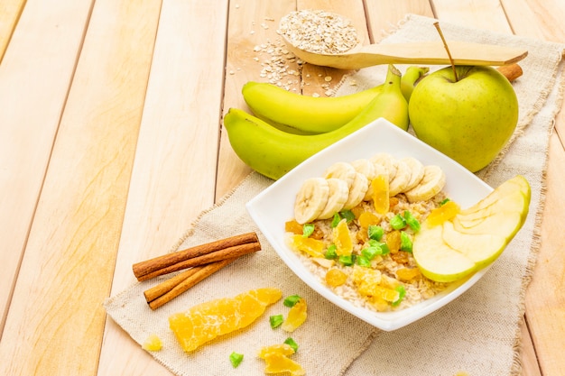 Desayuno vegetariano saludable con avena y frutas.