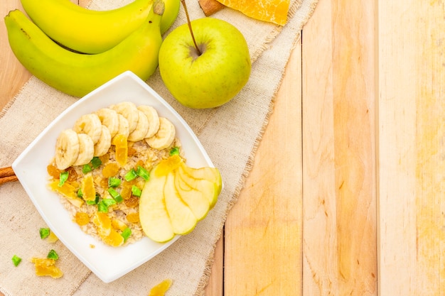 Desayuno vegetariano saludable con avena y frutas.