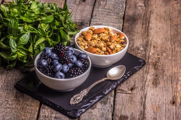 Desayuno vegetariano saludable delicioso casero granola con arándanos