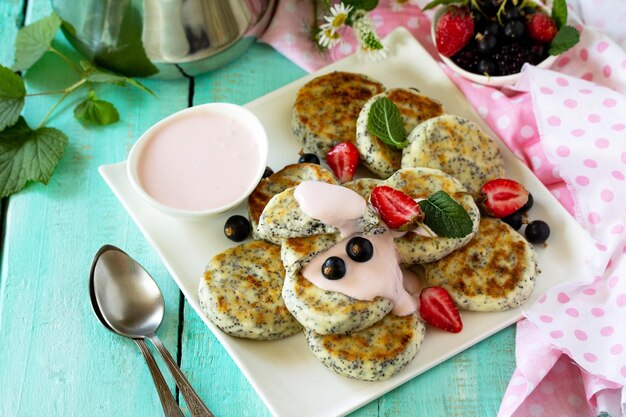 Desayuno de verano Tortitas caseras de requesón con salsa de crema agria Espacio para copiar