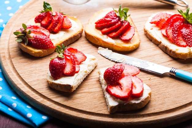 Desayuno de verano - tostadas con mantequilla y fresa