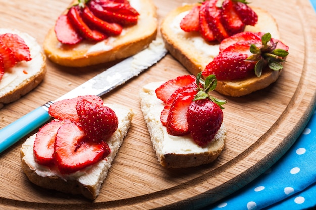 Desayuno de verano - tostadas con mantequilla y fresa