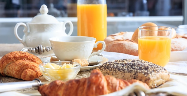 Desayuno en una vieja bandeja de plata