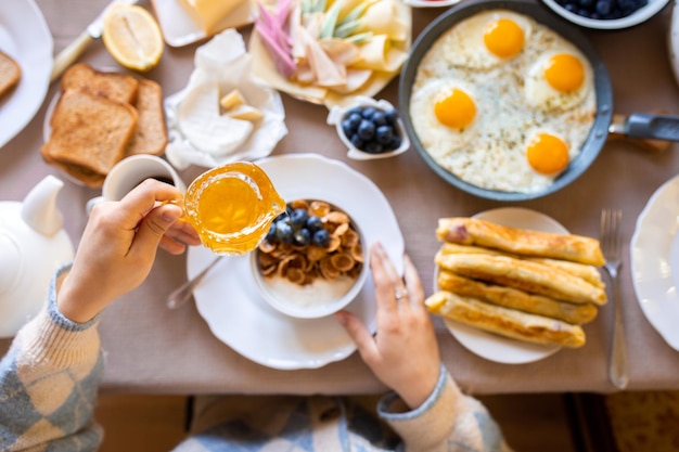 Desayuno en la vista superior de la mesaComida en la vista superior de la mesaMuesli con bayas Huevos fritosDía de comidas