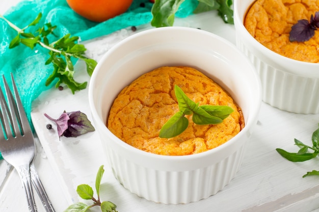 Desayuno de vitamina vegetariana soufflé de queso al horno francés con tomate en una mesa de madera plato vegano