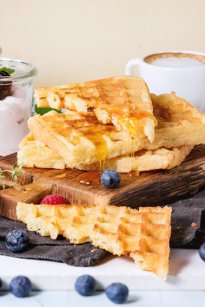 Desayuno con waffles belgas.