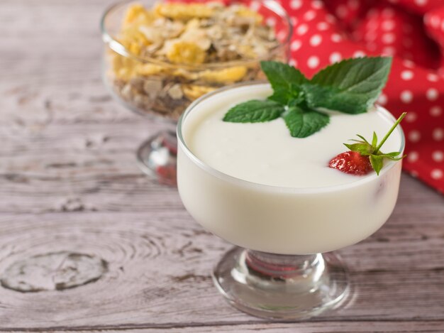 Desayuno de yogur y avena con frutos rojos sobre la mesa