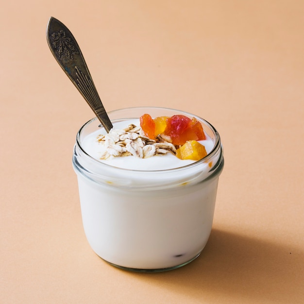 Foto desayuno de yogur con frutas secas y coberturas de avena