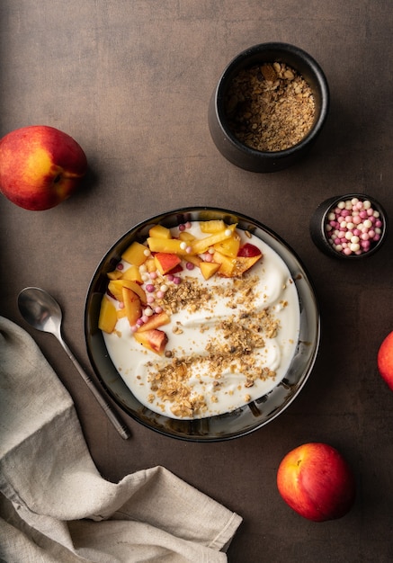 Desayuno yogur natural con fruta y muesli