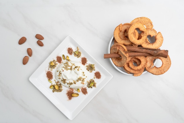 Foto desayuno de yogur con papas fritas de manzana