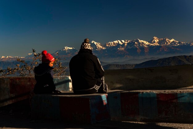 Descansa frente a los Himalayas