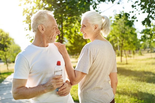 Descansad juntos. Feliz pareja senior encantada mirando el uno al otro