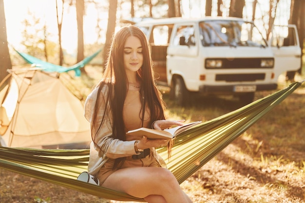 Descansando Mulher está viajando sozinha na floresta durante o dia no verão