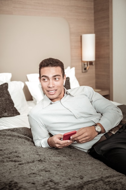 Descansar un poco. Joven empresario vistiendo un bonito reloj para descansar un poco antes de dirigirse a la reunión