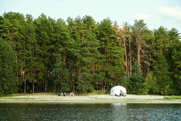 Descanse na margem do lago