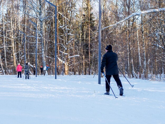Descanso ativo no inverno Esqui cross country Esqui Exercite os músculos de todo o corpo Ar fresco