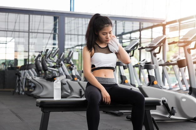 Descanso da mulher da aptidão após o exercício