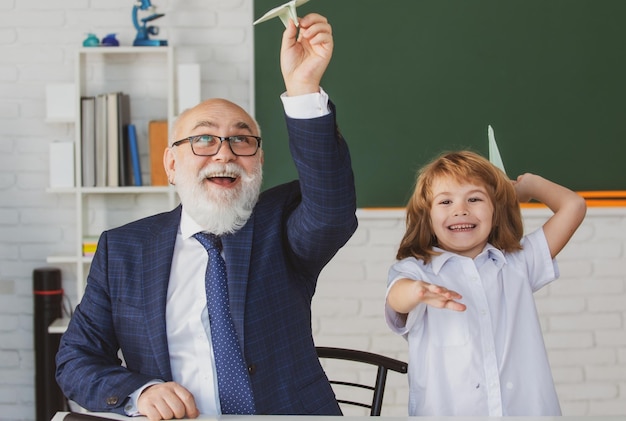 Descanso escolar con maestro alumno con aviones educación enseñanza aprendizaje colegial en el aula